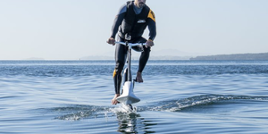 Uomo che pedala in acqua con apposita bici
