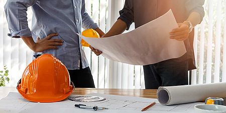 Tecnici che guardano progetti