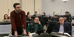 Bonazzoli in piedi Bellucci Montesi ed altri consiglieri dietro