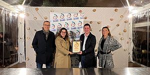 Ricci Frenquellucci Gostoli Vitri con in mano la targa di Mare Magnum