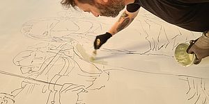 Artista Cammarano intento a disegnare