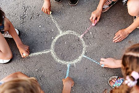 Immagine bambini in cerchio