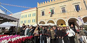 Biancani Frenquellucci con ragazzi alla festa dei fiori