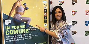 Della Dora vicino al manifesto "christmas edition"