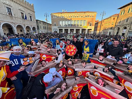 Biancani Vescovo Salvucci ed altri con il carro vincitore