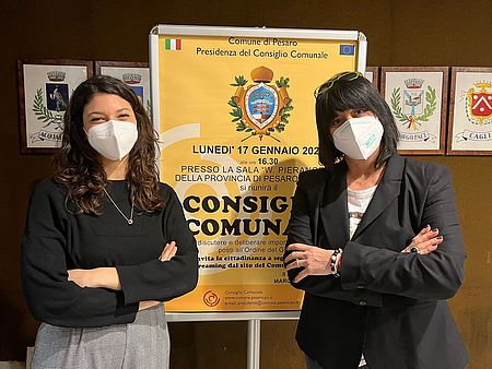 Laura Biagiotti Giulia Leonardicon manifesto Consiglio Comunale