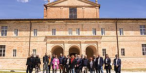 Amministratori davanti al Barco di Urbania