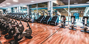 sala palestra con attrezzi