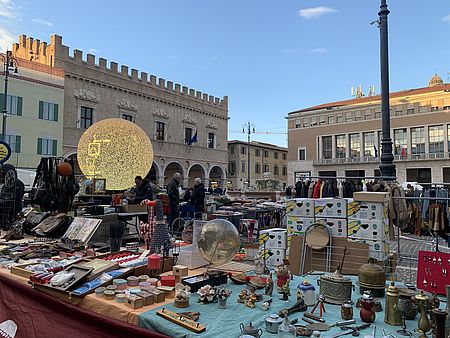 Mercato antiquariato in piazza del Popolo