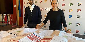 Della Dora e Pozzi che mostrano progetti