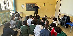 Rici in classe con alunni