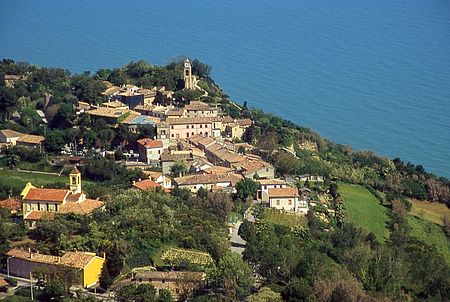 Fiorenzuola di Focara, Biancani, Mengucci e Pozzi: «Parcheggio sempre più vicino, messo in campo un progetto rispettoso dell’ambiente e condiviso con il Quartiere 6 - San Bartolo. Avviato l'iter per acquisire l'area» Fiorenzuola