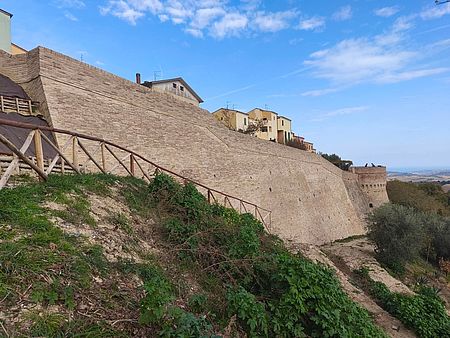 Manutenzioni, Biancani e Della Dora: «Al via la pulizia delle mura di Novilara, Ginestreto e Orti Giulii» Mura di fiorenzuola