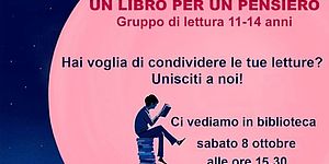 particolare della locandina raffigurante un ragazzo che legge seduto su una pila di libri