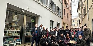 “L’Arte in vetrina” fa gustare il libro tattile “Che buona la pizza” (Rossini) in via Castelfidardo