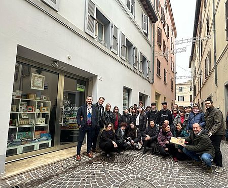 “L’Arte in vetrina” fa gustare il libro tattile “Che buona la pizza” (Rossini) in via Castelfidardo