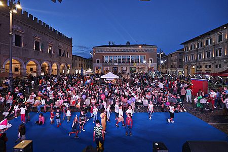 piazza piena di bambini per la 1/2 Notte Bianca