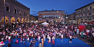 piazza piena di bambini per la 1/2 Notte Bianca