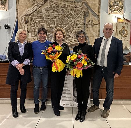 La moglie Giuliana e la sorella Bruna omaggiate dal sindaco Biancani, dal presidente Belloni e dalla vicepresidente Boresta La moglie Giuliana e la sorella Bruna omaggiate dal sindaco Biancani, dal presidente Belloni e dalla vicepresidente Boresta