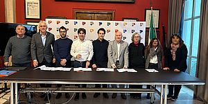  Franco Giorgi, UILP Pesaro; Luca Pandolfi, assessore; Riccardo Pozzi, assessore; Andrea Biancani, sindaco; Roberto Rossini, CGIL Pesaro Urbino; Maurizio Andreolini, Cisl Pesaro; Maria Grazia Tiritiello, UIL Marche; Lilli Gargamelli, SPI CGIL Pesaro e Urbino; Anna Baldella, Cisl e Fnp Cisl Pesaro-Urbino.