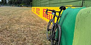 Bici appoggiata al muro