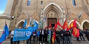 Sindacati cgil cisl uil con bandiere