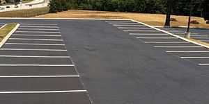 Parcheggi con righe bianche