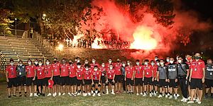 Giocatori Vis con fuochi pirotecnici dietro