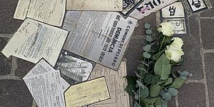 Ceramiche di lettere scritte dagli ebrei con rose bianche