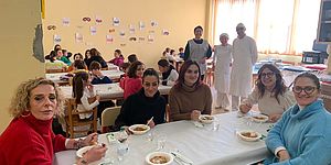 Murgia Conti e insegnanti che mangiano in mensa