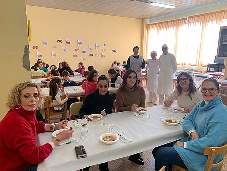 Murgia Conti e insegnanti che mangiano in mensa