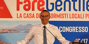 Ricci davanti cartellone "Fare gentile"
