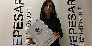 Della Dora con in mano il bando