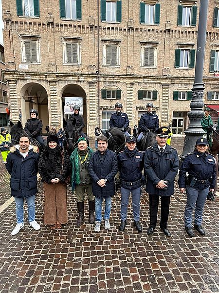 Biancani autorità e giacche verdi