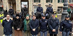 Biancani autorità e giacche verdi