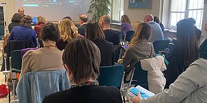 Persone di schiena in conferenza