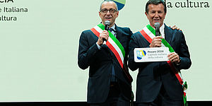 Ricci e Gori con in mano il logo di Pesaro 2024