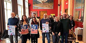 Murgia Ricci e oragnizzatori eventi con in mano locandine