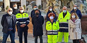 Volontari attorno alla fontana