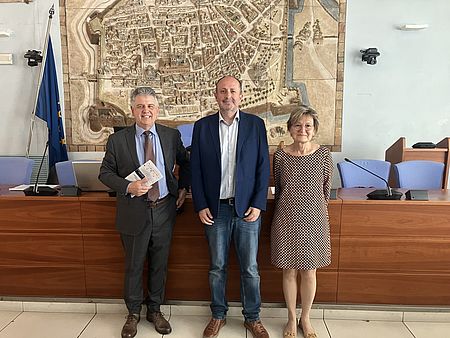 Alessandro Valenti fondatore e curatore di 'Musica e arti per i diritti umani', Daniele Vimini vicesindaco e assessore alla Cultura, Luciana Netti Amnesty International/Gruppo di Pesaro