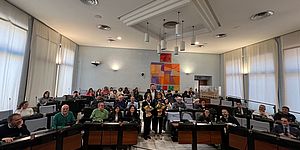 Perugini consiglieri Antonietta e Donatella con in mano mazzo di fiori 