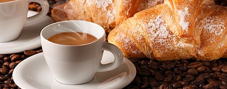 Foto raffigurante caffè e cornetto