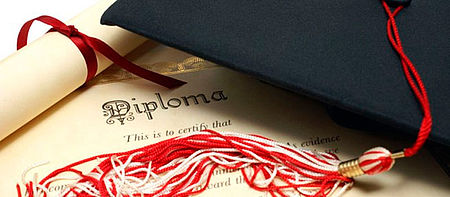 Cartellina nera con pendaglio, diploma e foglio arrotolato