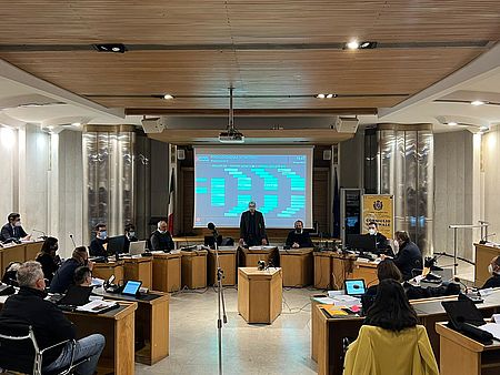 Seduta consihlio comunale nell'aula della Provincia con al centro Ricci