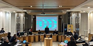 Seduta consihlio comunale nell'aula della Provincia con al centro Ricci