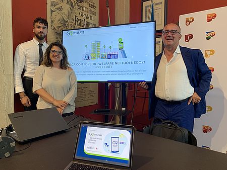 Francesca Frenquellucci, assessora all'Innovazione e Partecipazione; Rosario Guglielmi e Angelo Grippaldi (a destra), business development di Tantosvago Srl