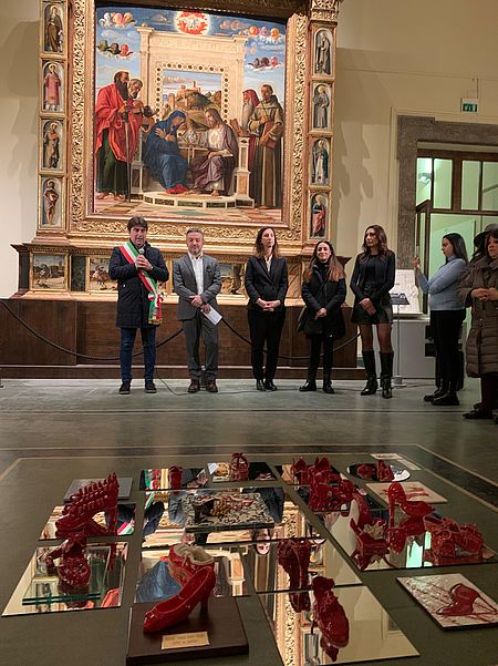 Biancani Murgia Mengucci pala del Bellini con scarpette rosse in ceramica