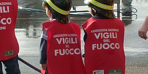 Bambini di schiena vestiti da pompieri