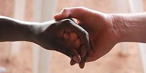 mani che si stringono