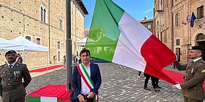 il sindaco Andrea Biancani alle celebrazioni del 2 Giugno a Urbino